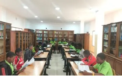 Voll ausgestattete Schulbibliothek