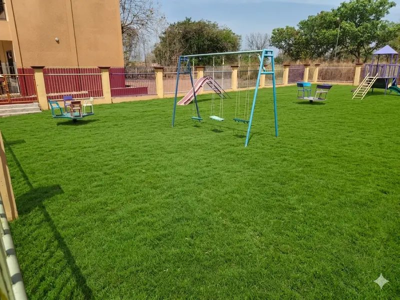 Schulhof und Spielplatz